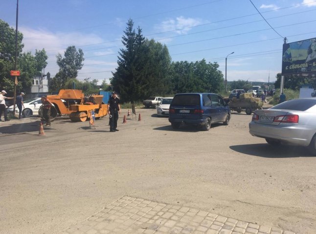 Через ремонт дороги біля ринку Краснодонців в Ужгороді утворилися величезні затори