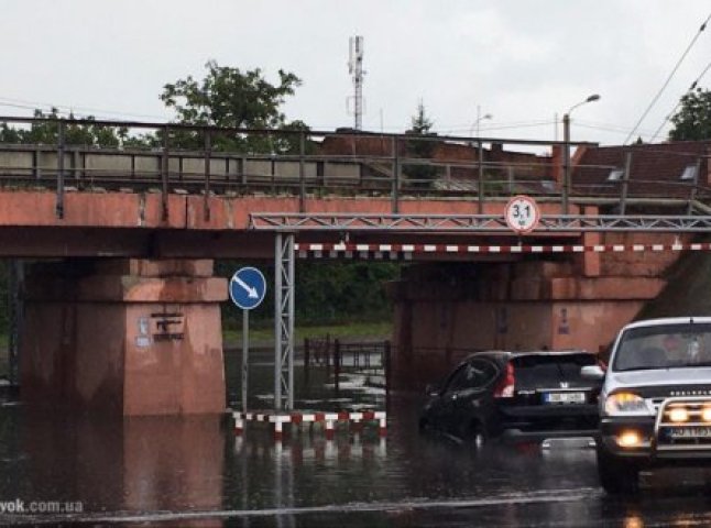 Під мостом в Ужгороді у воді застрягло авто