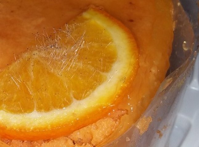 Ужгородець придбав у супермаркеті апельсиновий торт, який "зацвів" пліснявою