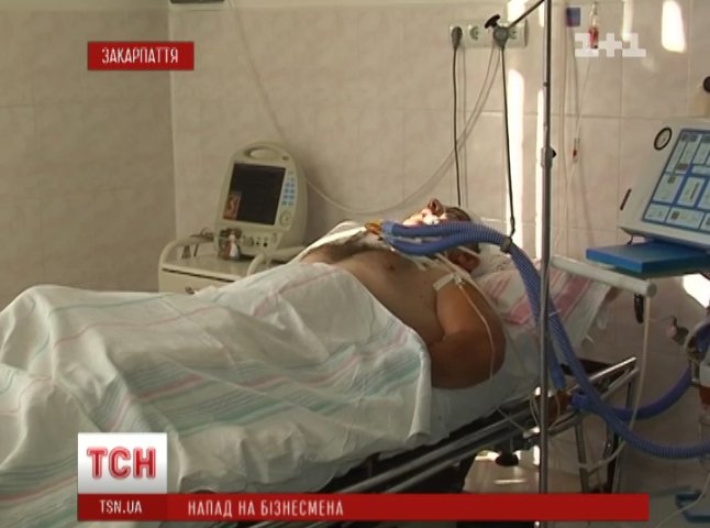 Дружина приватного підприємця, якого жорстоко побили в центрі Мукачева, не знає хто бажав чоловікові смерті (ВІДЕО)