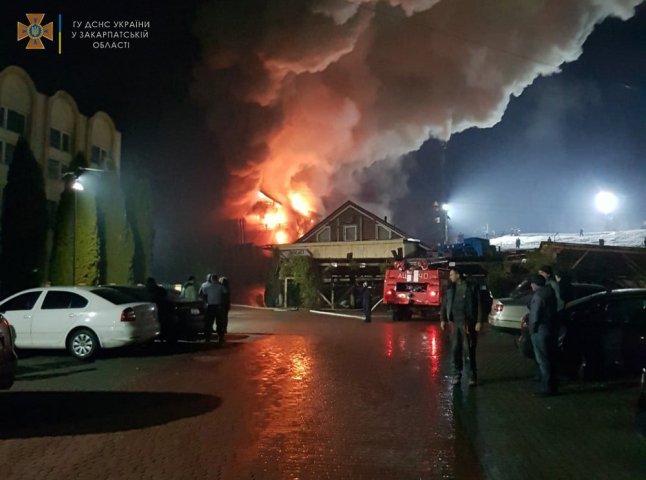 Рятувальники показали фото нищівної пожежі в готелі