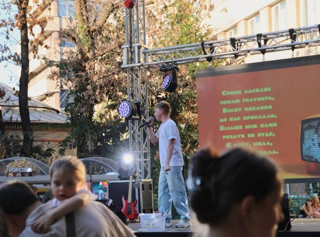 В Ужгороді провели караоке-вечір, на якому визначали найкращих виконавців