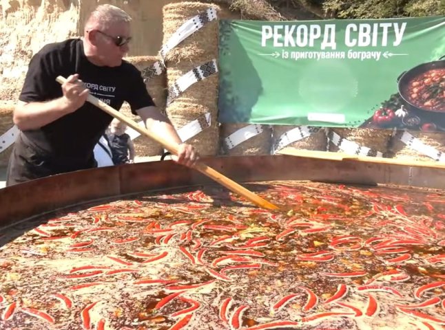 Обійшли Закарпаття на 300 літрів: зварено найбільший у світі бограч