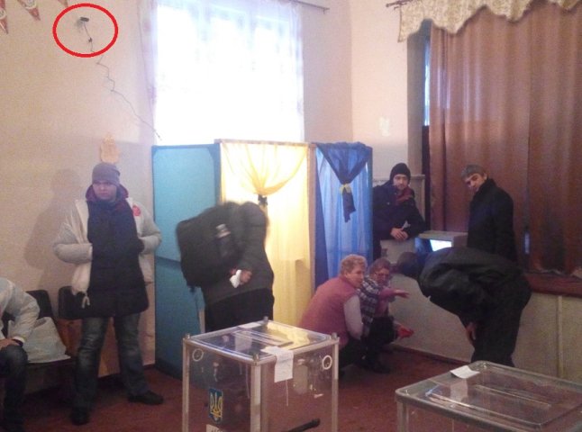 На одній з виборчих дільниць Свалявщини зафіксовано відеокамеру над кабінкою для голосування