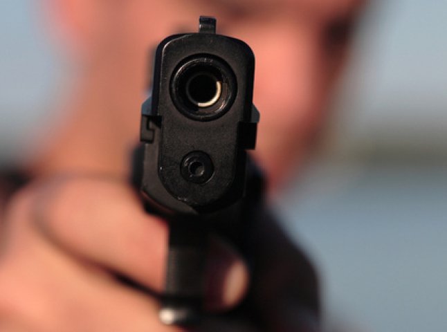 Стрілянина в Ужгороді: чоловік тестував свою зброю прямо у квартирі