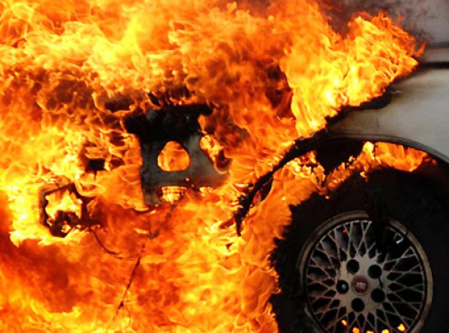Зранку в Ужгороді підпалили автомобіль