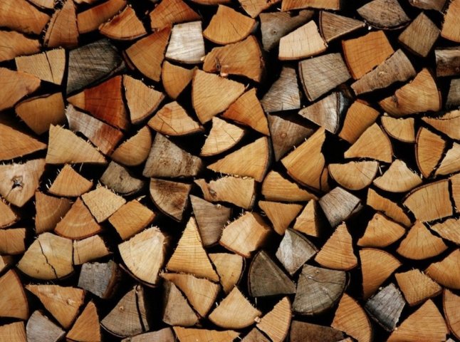 У Закарпатській області значно зріс попит на дрова