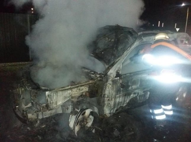 В Ужгороді біля популярного закладу згоріла машина
