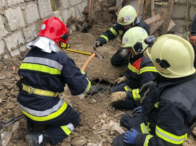 На чоловіка впало залізобетонне перекриття. Його дивом врятували