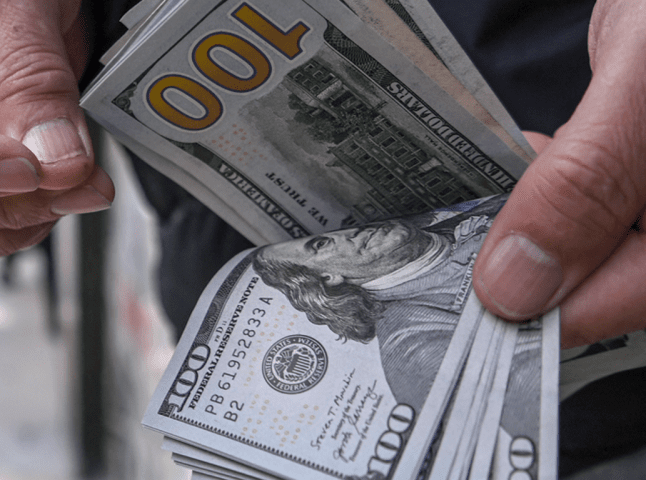 В Україні зміниться курс долара: озвучено прогнози