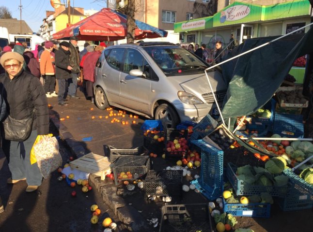 В Ужгороді біля ринку "Білочка" автомобіль "влетів" у торгові ряди з продавцями