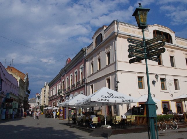 В Ужгороді розгорілась боротьба між двома орендарями за магазин на вулиці Корзо