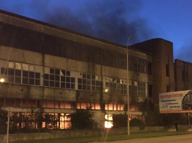 Рятувальники розповіли деталі та показали фото і відео із пожежі на заводі в Ужгороді