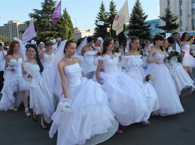 Парад наречених в Ужгороді поставив новий рекорд
