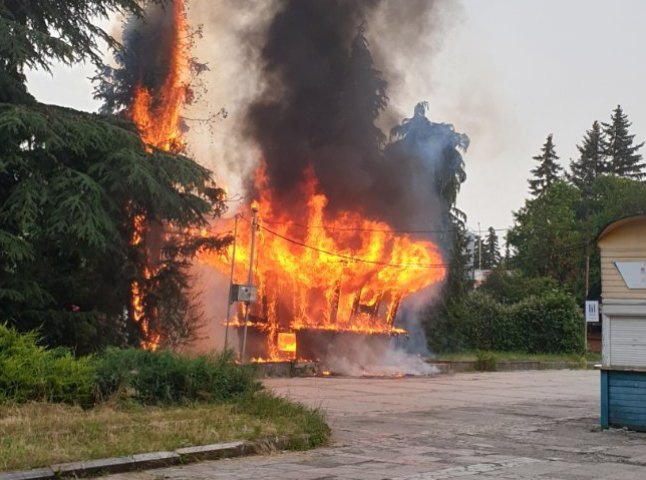 Пожежа на площі Кирила і Мефодія в Ужгороді: фото з місця події