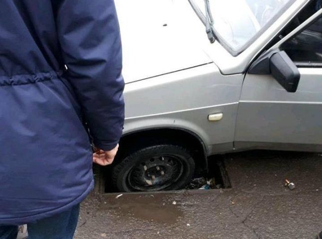 У центрі Мукачева автівка в’їхала у каналізаційну яму