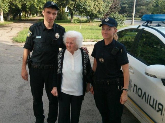 Ужгородські патрульні повернули родині глухоніму бабусю