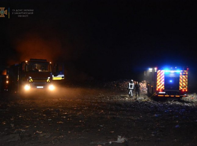 На Ужгородщині відучора ліквідовують пожежу на міському сміттєзвалищі