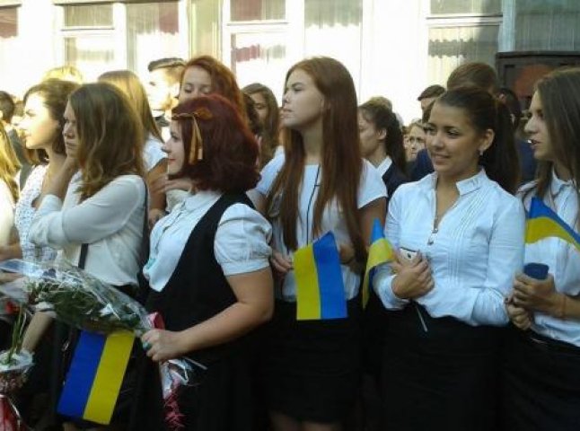 "Я люблю тебе, Україно" – синьо-жовтий флешмоб від учнів ужгородської гімназії (ВІДЕО)