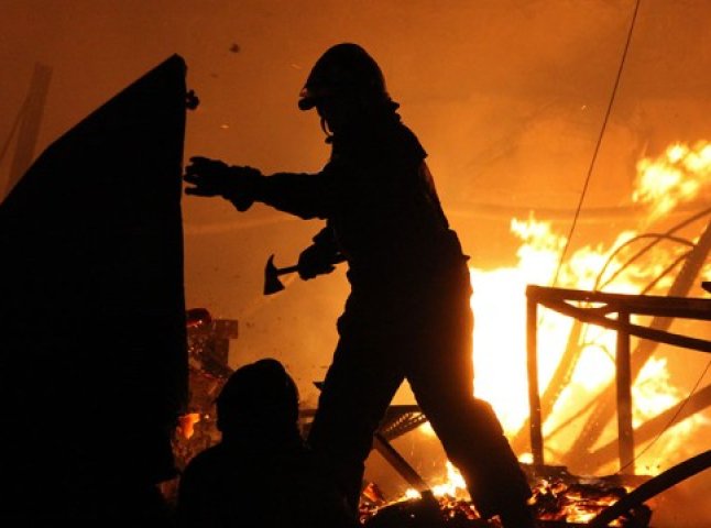 У ніч на вівторок на Закарпатті ліквідовували пожежі у двох будинках