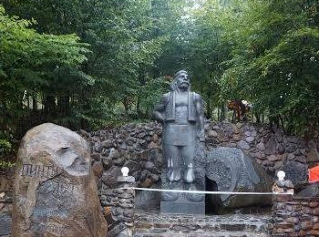 У Велятині відкрили пам’ятник закарпатському силачу Григорію Пинті