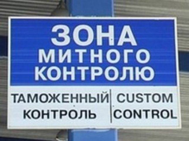На закарпатському пункті пропуску “Тиса” в українця вилучили контрабандні меблі