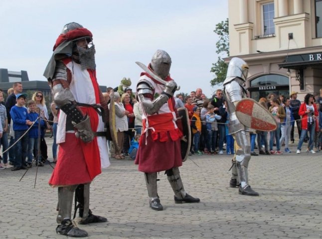 У центрі Ужгорода лицарі влаштували середньовічну битву