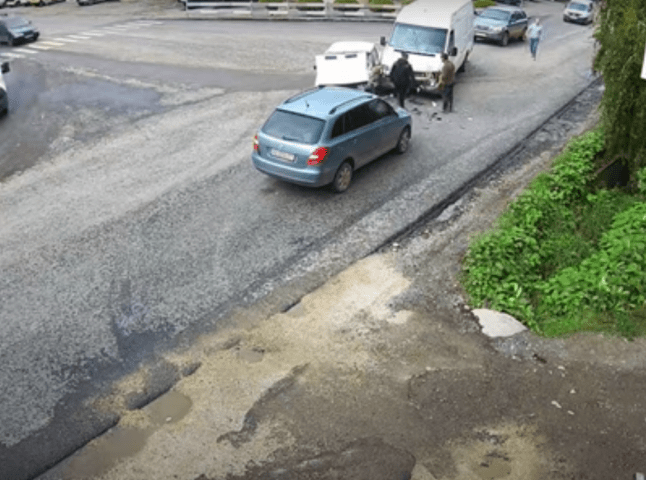 У Виноградові зіткнулися авто: момент аварії потрапив на відео