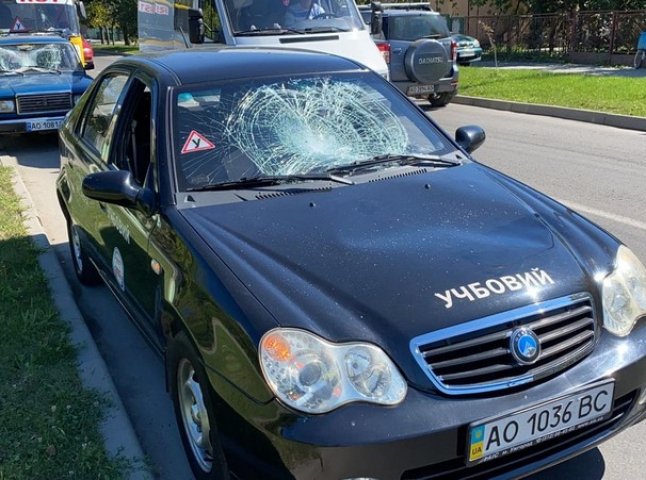 В Ужгороді неадекватний чоловік розтрощив кілька машин, – журналіст