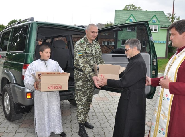 УПЦ Київського патріархату передала мукачівським прикордонникам посильну допомогу (ФОТО)