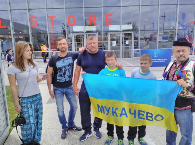 У Ліоні перед матчем збірної розгорнули прапор України із написом "Мукачево"