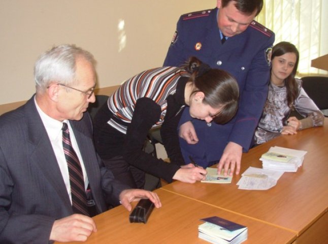 30 мукачівських студентів отримали паспорт громадянина України із рук правоохоронців