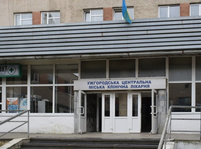 Лікарі розповіли про стан хлопця, якого поранили ножем в Ужгороді