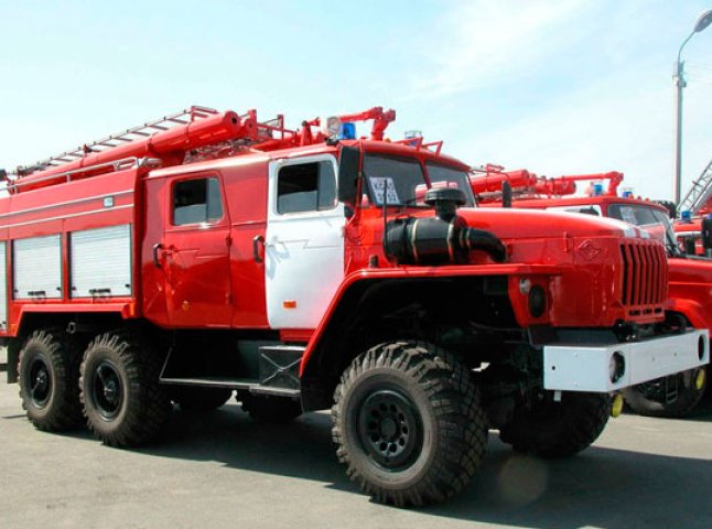 У центральній частині Мукачева пожежа. Рятувальники терміново виїхали для гасіння