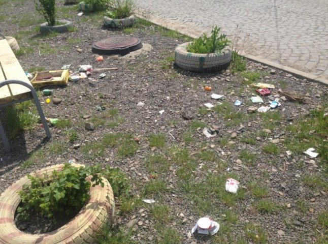 У Хусті після посиденьок вандали залишили купу сміття та зламані конструкції на дитмайданчику