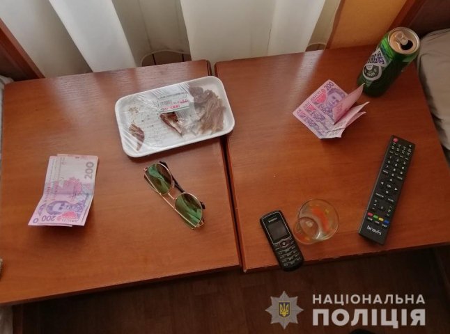 У готелі в Іршаві правоохоронці затримали двох повій з Ужгорода