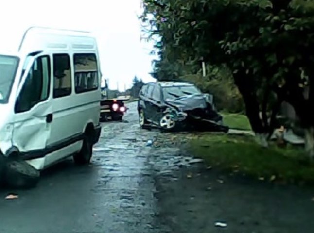 На Берегівщині "BMW" протаранив мікроавтобус, збив стовп і дерево