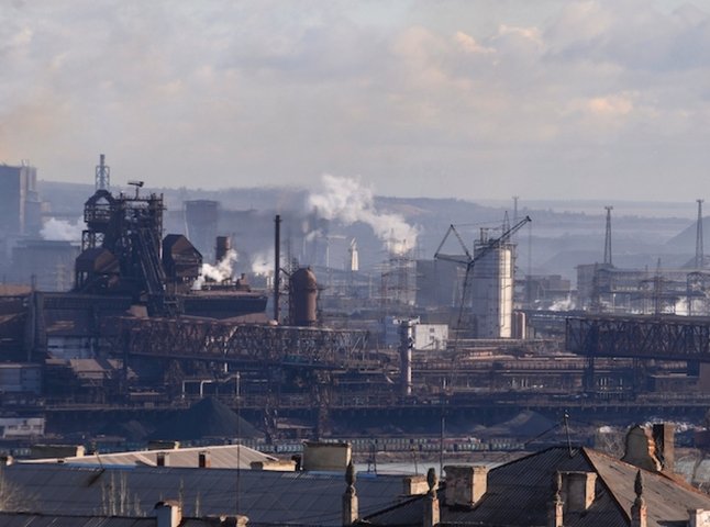 Росіяни розбомбили завод "Азовсталь". Під завалами опинилося багато людей