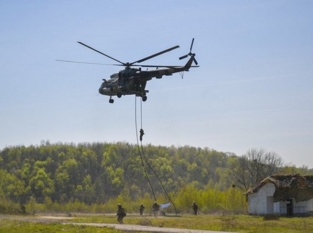 Президент відвідав військові навчання на Ужгородщині