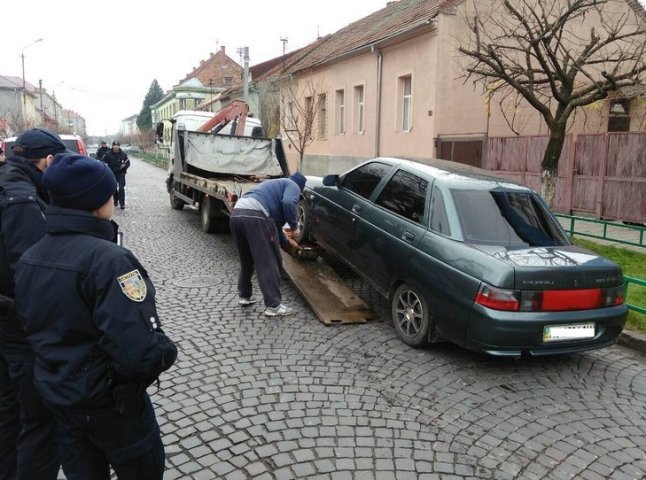 У Мукачеві евакуатор доставив на штрафмайданчик 4 автівки