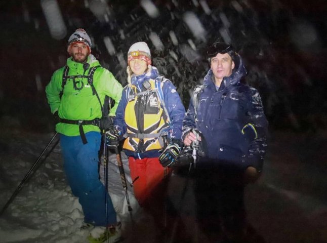 Рятувальники кілька годин шукали лижників, які заблукали у горах