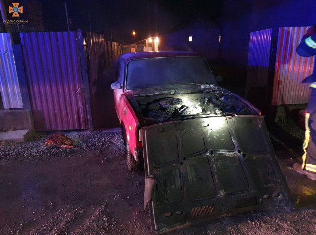 Рятувальники показали фото обгорілого автомобіля, який палав вчора ввечері