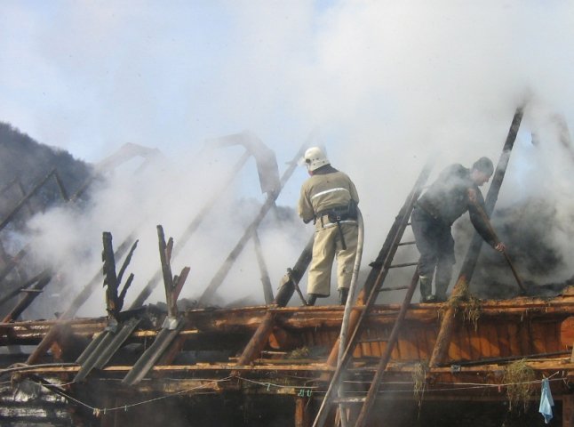 На Великогірній у Мукачеві згоріла надвірна споруда
