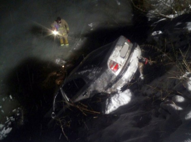 Вночі авто впало у річку і перекинулось на дах