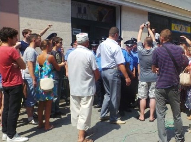 Конфлікт в центрі Ужгорода: кілька власників сперечаються за один магазин 