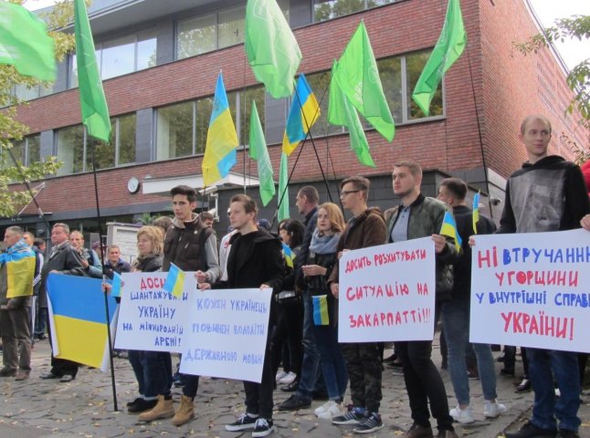 Біля консульства Угорщини в Ужгороді відбулась акція у підтримку закону "Про освіту"