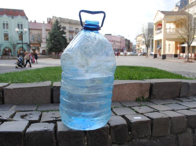 В обливаний понеділок у Мукачеві хлопці влаштували "водяні забави" (ФОТО)