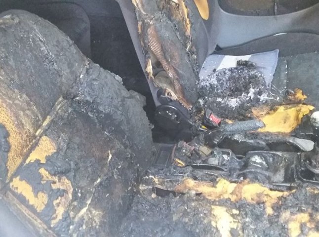 Вночі на Виноградівщині невідомі облили мікроавтобус бензином та підпалили його
