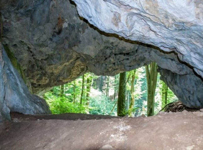 Химерні скелі та неймовірної краси печера: на Закарпатті є унікальна місцина