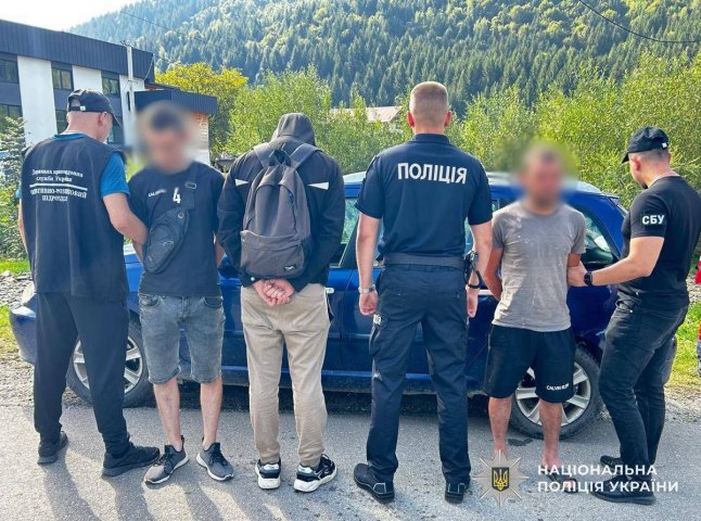 На Рахівщині двоє місцевих жителів переправляли військовозобовʼязаних чоловіків через кордон